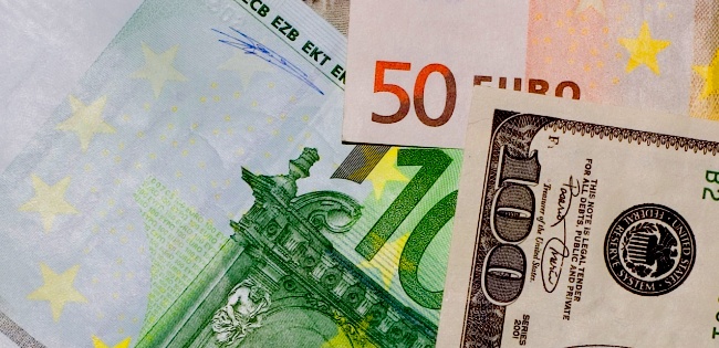 Evro je pomesan nakon sto je inflacija proizvodjackih cena u evrozoni pala u septembru